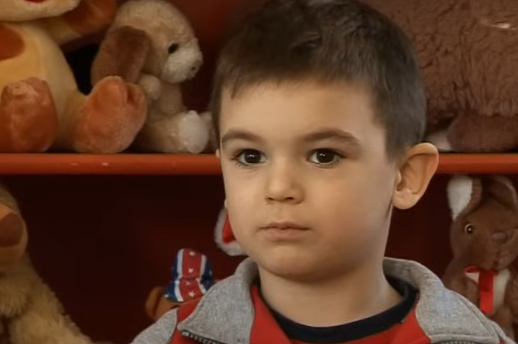 (VIDEO) "Sjedio ka' bubica" Dječak kojeg znamo po LEGENDARNOJ IZJAVI danas izgleda kao pravi ljepotan