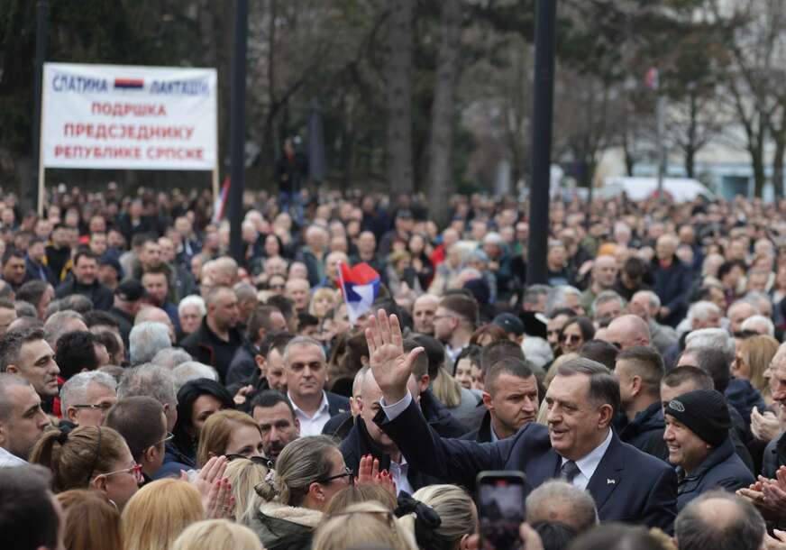 Milorad Dodik među narodom na mitingu podrške