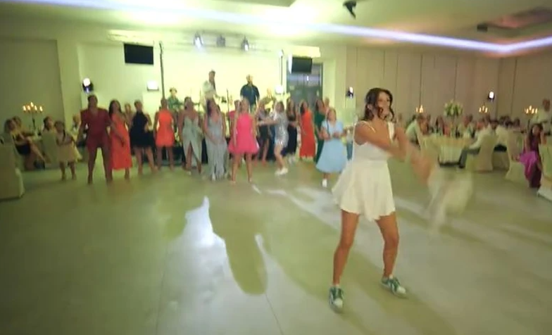 (VIDEO) "Kladim se da ovo još niste vidjeli" Mlada bacala bidermajer, kada su vidjeli gdje je završio buket svi zanijemili
