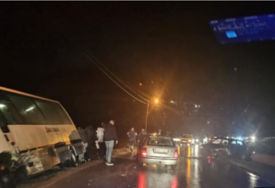 (FOTO) AUTOBUS ZAVRŠIO PORED PUTA Teška saobraćajna nesreća u banjalučkom naselju, stvaraju se OGROMNE GUŽVE