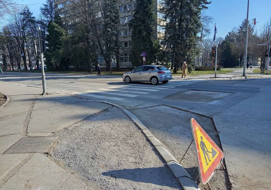 (VIDEO, FOTO) Kako je profesionalno obilježena i obezbijeđena RASKOPANA RASKRSNICA: Već 20 dana vozači gledaju kako da sačuvaju gume i živce