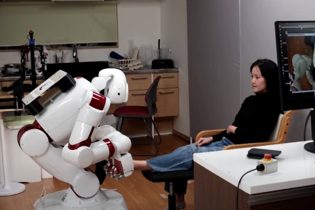 (VIDEO) Obuva čarape, peče jaja i slaže veš: Predstavljen novi robot, njegove mogućnosti su zaista zadivljujuće