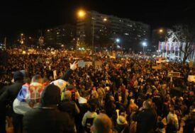 (FOTO) Novosadski most Slobode BLOKIRAN CIJELU NOĆ: Studenti spavali na ulici, MADONA PODRŽALA PROTEST