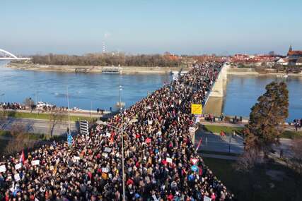 (VIDEO, FOTO) Studenti i građani protestuju u Novom Sadu: U gradu sva 3 MOSTA BLOKIRANA povodom 3 mjeseca od pada nadstrešnice na Željezničkoj stanici