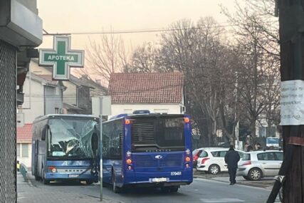 (FOTO) Sumnja se da je vozač ZASPAO ZA VOLANOM: Poznato stanje povrijeđenih u sudaru 2 autobusa