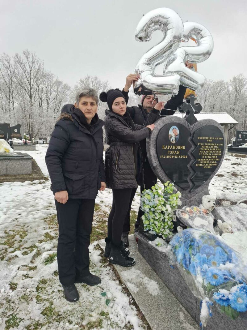 Goran Karanovic porodica na njegovom spomeniku