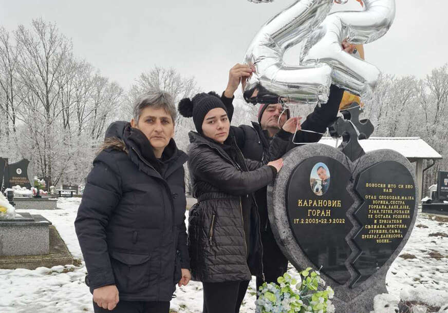 porodica na grobu Gorana Karanovića 