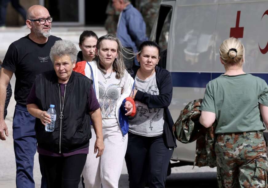 (VIDEO, FOTO) POTRESNE SCENE ISPRED BOLNICE Suze i vapaj roditelja čija su djeca stradala u požaru u Kočanima