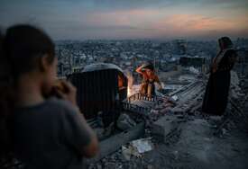(FOTO) Gaza ponovo bombardovana: Izvršeni VAZDUŠNI NAPADI na zgrade i kuće civila