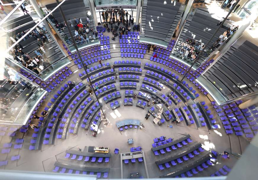 MANJE POSLANIKA I VEĆE PODJELE Njemački parlament danas započinje rad
