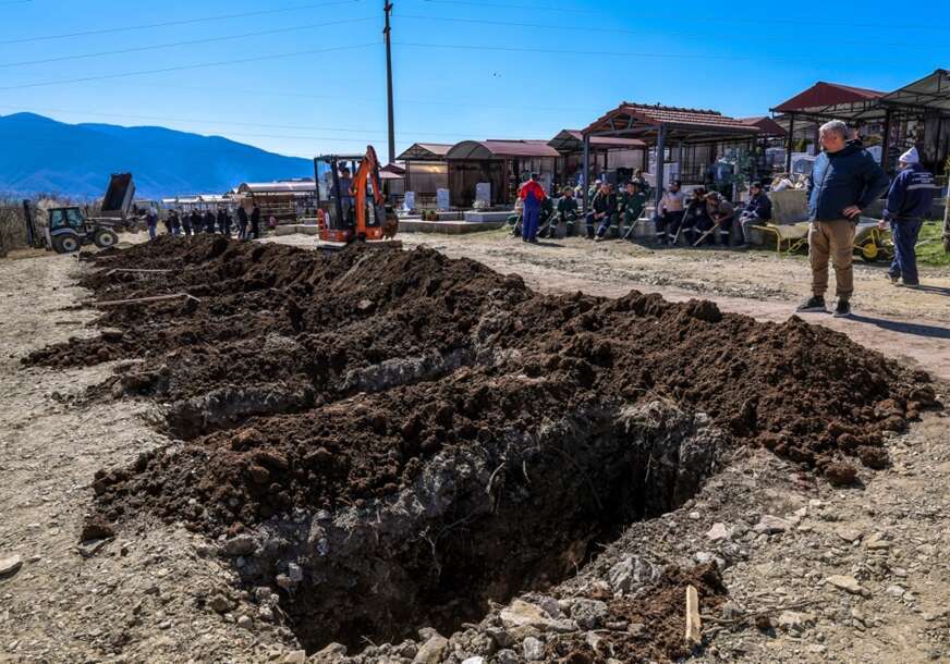 Ljudi PRISTIŽU NA GROBLJE u Kočanima "Ostavimo roditelje da posljednji put vide svoju djecu u tišini i suzama