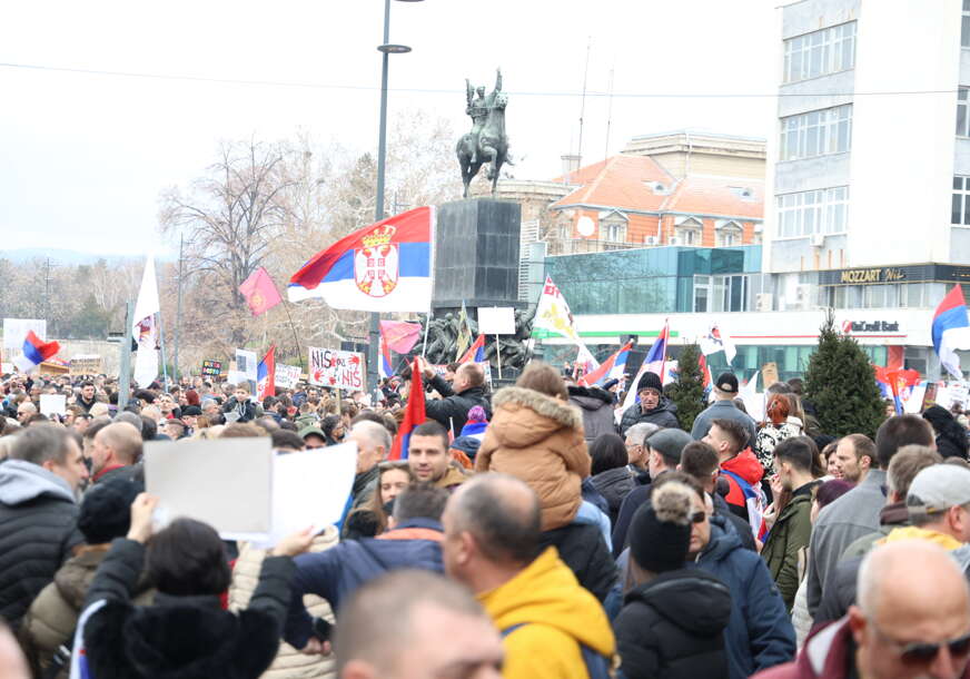 (FOTO, VIDEO) STUDENTSKI PROTESTI U NIŠU Akademci i građani u centru grada, program traje simboličnih 18 sati