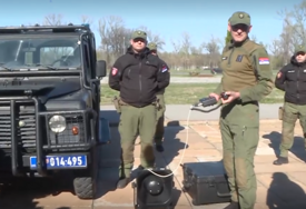 (VIDEO) "DA LI JE NEKOM LOŠE?" Dačić demonstrirao kako radi uređaj za koji opozicija tvrdi da je bio "ZVUČNI TOP" na protestu u Beogradu