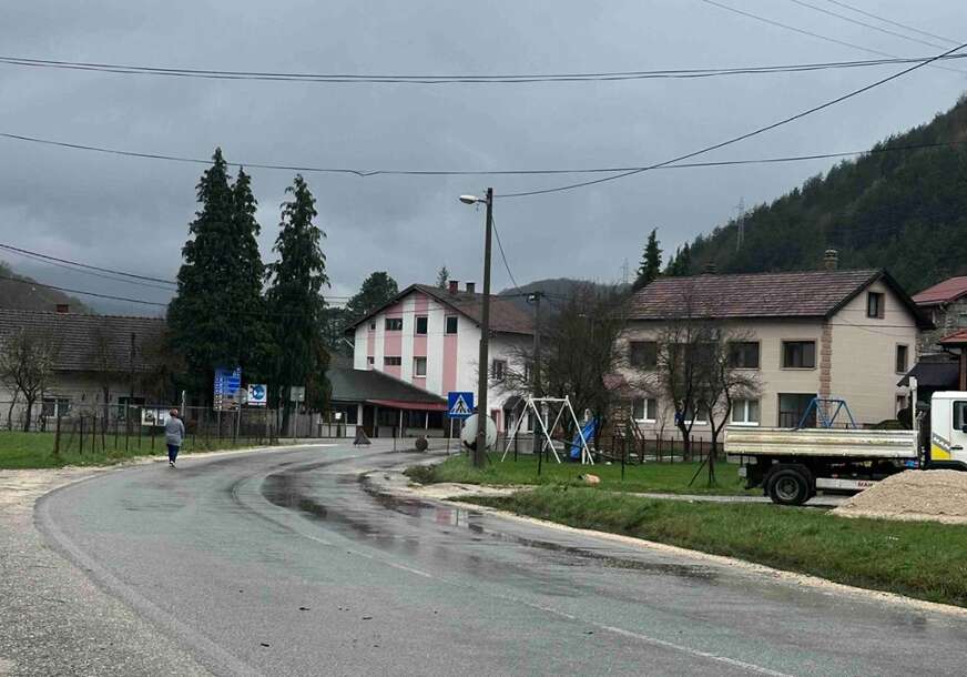 "Ekipe su na terenu i obilaze poplavljena područja" U Jezeru se voda povlači u korita, PUTEVI PROHODNI