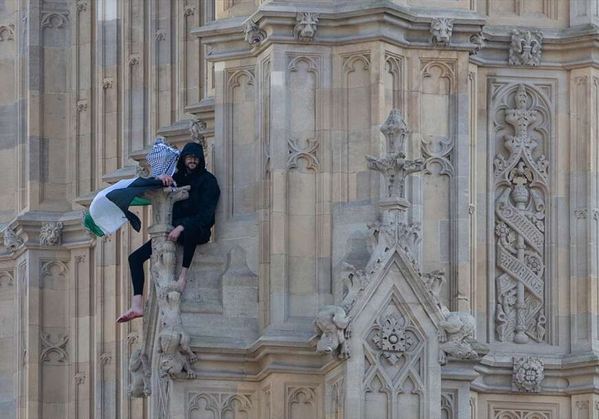 Muškarac se jutros popeo na toranj Big Ben u Londonu odakle je mahao palestinskom zastavom