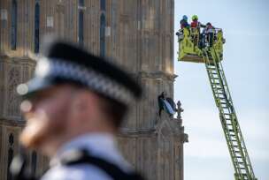 Muškarac se jutros popeo na toranj Big Ben u Londonu odakle je mahao palestinskom zastavom