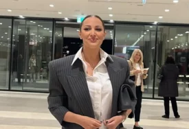 (FOTO) Mali Aki ljubi mamin trudnički stomak: Ovako Aleksandra Prijović izgleda u POODMAKLOJ TRUDNOĆI