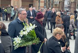 (FOTO) U rukama nosi vijenac od bijelog cvijeća: Aleksandar Vučić STIGAO NA SAHRANU kćerke Buleta Goncića