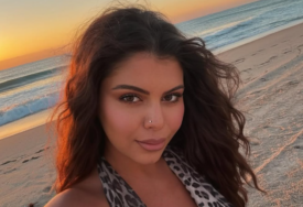(FOTO) AZRA HUSARKIĆ IZAŠLA IZ PORODILIŠTA  Po pjevačicu i bebu došao muž, a kod kuće ih je čekalo pravo iznenađenje