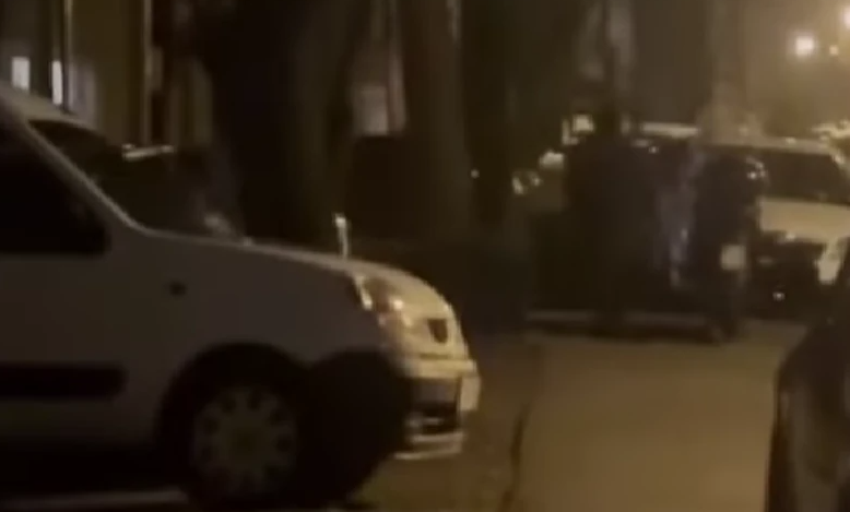 (VIDEO) "Mora da je neki LOKALNI VULKANIZER" Muškarac išao redom po ulici i BUŠIO GUME, ljudi gledaju scenu u šoku