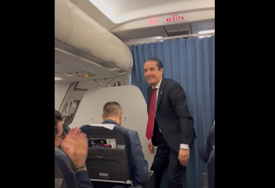 (VIDEO) Velika pobjeda i rođendansko iznenađenje: Zvezda imala razlog za slavlje i u avionu poslije Olimpijakosa