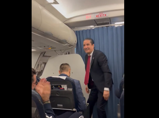 (VIDEO) Velika pobjeda i rođendansko iznenađenje: Zvezda imala razlog za slavlje i u avionu poslije Olimpijakosa