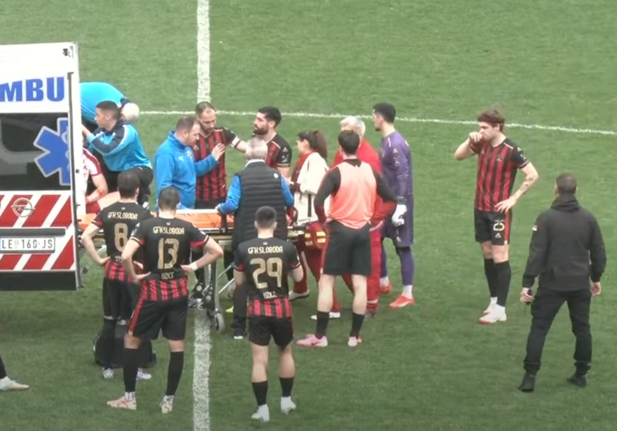(VIDEO) Horor scene u Srbiji: Strahovit sudar 2 fudbalera ostavio cijeli stadion u šoku, hitna pomoć ekspresno reagovala