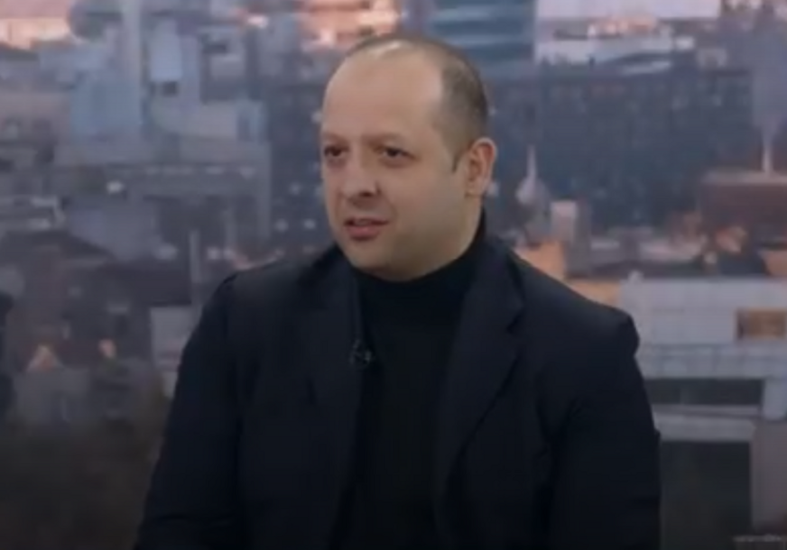 (FOTO) "Nekada je on mene vodio kroz život" Pjevač (40) SA OCEM STIGAO U MEDINU, pa mu se javno obratio