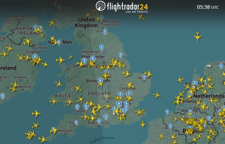 (VIDEO) Potpuni haos na nebu: Avioni SATIMA KRUŽE U VAZDUHU, jedan pogled na FlightRadar otkriva šta se u ovom trenutku događa nad Evropom