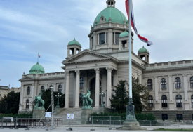 (FOTO) SKUPŠTINA SRBIJE OGRAĐENA Trenutno u Pionirskom parku mirno, saobraćaj se odvija normalno, bez većih zadržavanja