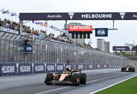 (FOTO) Lando uspio da odbije napade i slavi u Melburnu: Haos u Australiji, kiša začinila otvaranje sezone Formule 1