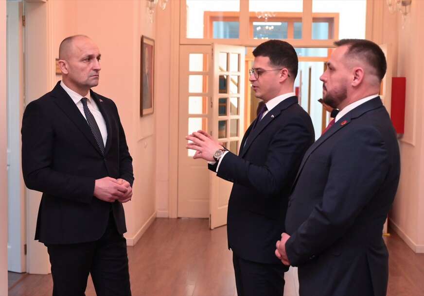 ministri odbrane tri zemlje Ivan Anušić (L), Pirr Vengu (C) i Ejup Maqedonci (D).