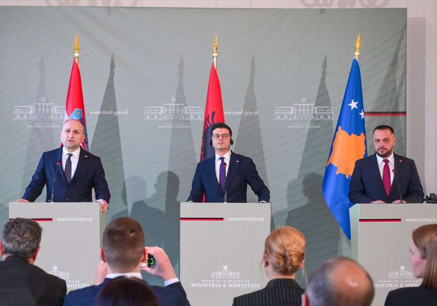 ministri odbrane tri zemlje Ivan Anušić (L), Pirr Vengu (C) i Ejup Maqedonci (D).