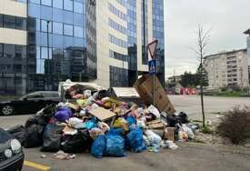 (FOTO) Ne baš tako ČISTO LICE GRADA: Kontejneri u banjalučkim ulicama i danas PREPUNI smeća, a oko njih MINI DEPONIJE