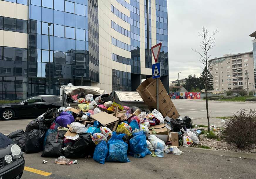 (FOTO) Ne baš tako ČISTO LICE GRADA: Kontejneri u banjalučkim ulicama i danas PREPUNI smeća, a oko njih MINI DEPONIJE