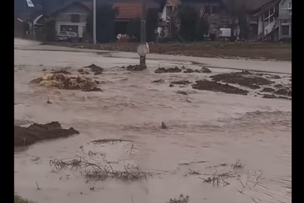 (VIDEO) Otkazana nastava u Travniku: Zbog obilnih padavina ZAUSTAVLJEN JE SAOBRAĆAJ na nekoliko puteva, vozači budite oprezni