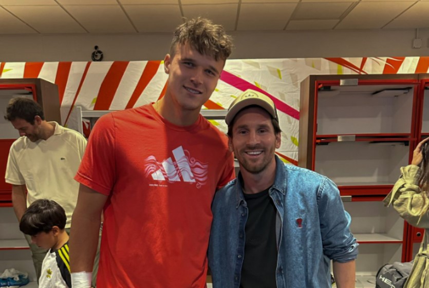 Jakub Menšik, Leo Mesi