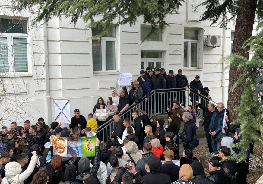 (FOTO) IZBIO HAOS U KOČANIMA Okupljena masa nakon tragedije jajima i kamenicama gađala Opštinu, skidala kamere, a nakon toga ULETJELA U ZGRADU