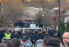 (VIDEO) "PUSTITE DJECU DA PRESUDE ZLOTVORU" Bijesni građani ispred kuće vlasnika diskoteke smrti, pokušavaju da probiju kordon policije