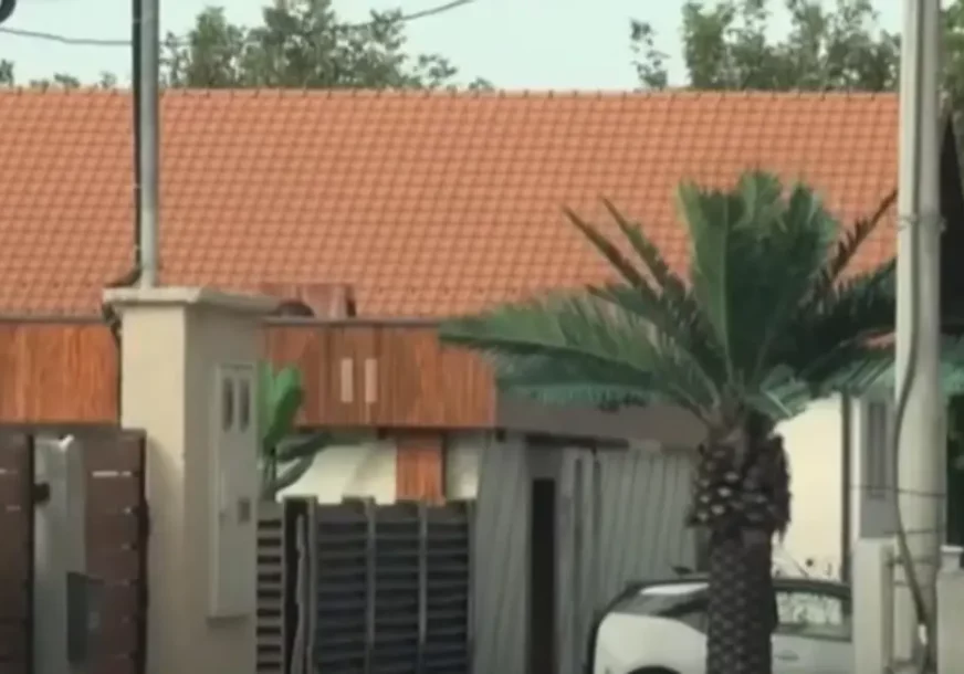 (FOTO) SAV NOVAC ULOŽIO U KUĆU Poznati voditelj živi u luksuzu sa 20 godina mlađom ženom, u dvorištu ima PALME I MAKETU CRKVE