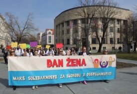 (VIDEO, FOTO)"Neću da budem PRINCEZA, biću PREDSJEDNICA" Tradicionalni Osmomartovski marš u Banjaluci u znaku žestokih poruka