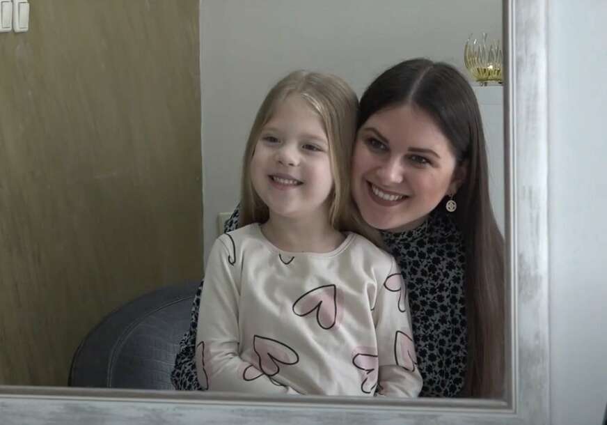 (VIDEO) HUMANI GEST MAJKE I KĆERKE Mladena i Milica (5) iz Prnjavora donirale kosu za izradu perika bolesnim mališanima