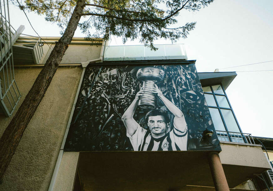 (VIDEO, FOTO) OMAŽ LEGENDI CRNO-BIJELIH Osvanuo mural na zapadnoj strani stadiona Partizana u čast Moce Vukotića