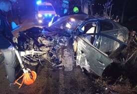 (FOTO) Detalji žestokog udesa u Banjaluci: "Audi" SMRSKAN, povrijeđene 3 osobe