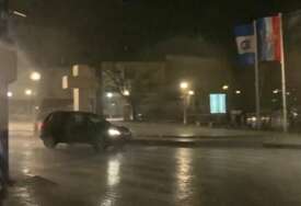 (VIDEO) Jako nevrijeme kasno sinoć zahvatilo brojne dijelove BiH: Pojedina mjesta zabijelila od velike količine grada