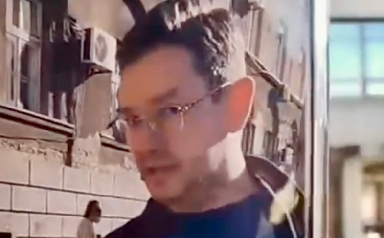 (VIDEO) Čekalo ga 10 POLICAJACA: Ponovo priveden Nemanja Šarović