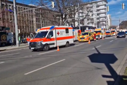 (VIDEO) POGINULA JEDNA OSOBA Detalji užasa u Njemačkoj, crni terenac se zaletio na pješake u centru grada