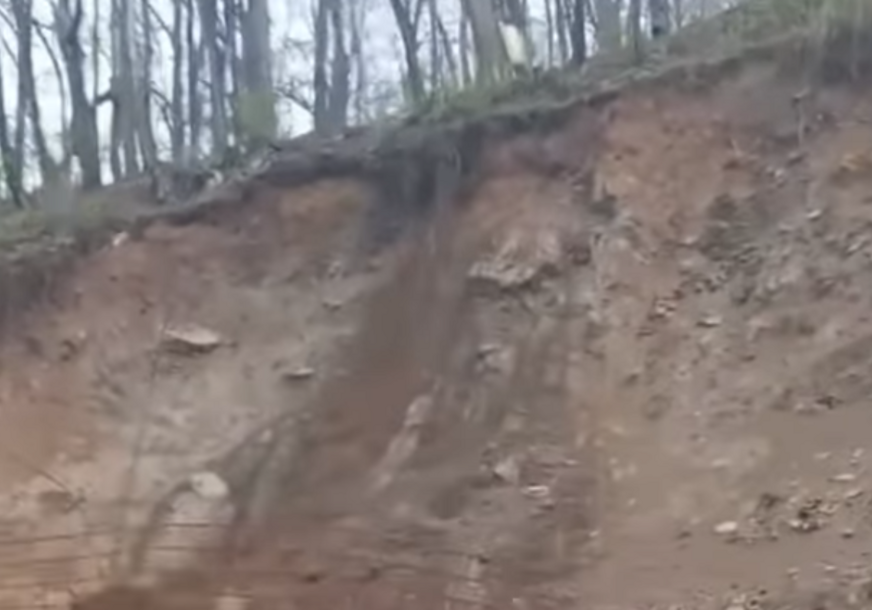 OPASNOST OD ODRONA Na ovim mjestima saobraćaj se odvija otežano, dok je na pojedinim dionicama u potpunosti ZAUSTAVLJEN