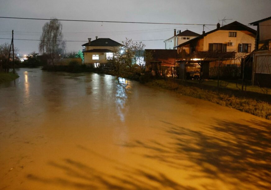 (VIDEO, FOTO) Obilne padavine ponovo prave probleme u Banjaluci: Dijelovi gradskih naselja ODSJEČENI OD SVIJETA