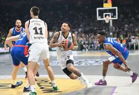 (VIDEO, FOTO) Crno-bijeli na koljenima u Areni: Efes razbija Partizan na poluvremenu